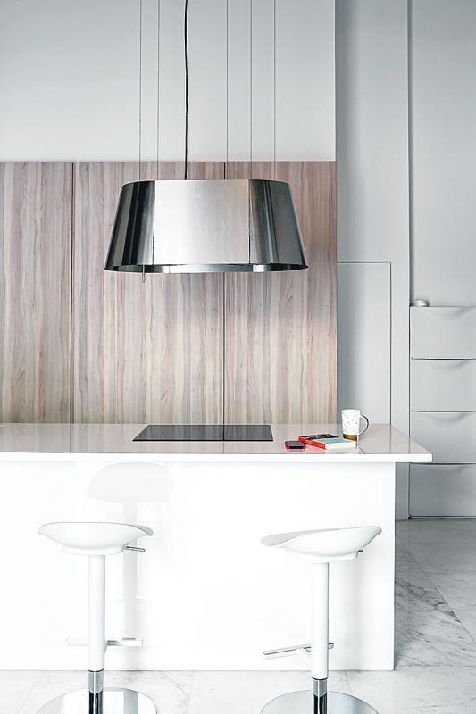 厨房以白色、浅木色为主调。