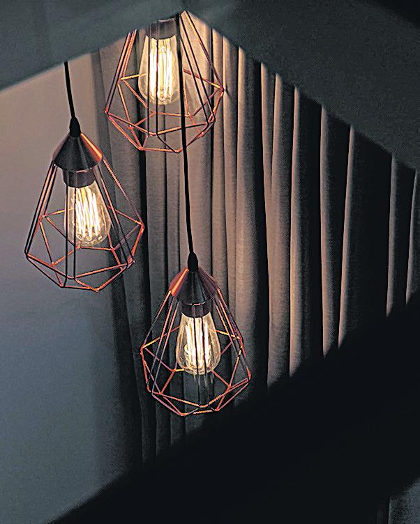 灯饰给角落增添宁谧气氛。