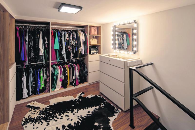 主卧的阁楼被用作步入式衣柜。