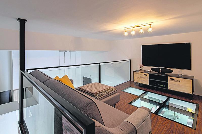 阁楼上的客厅简约又温馨。