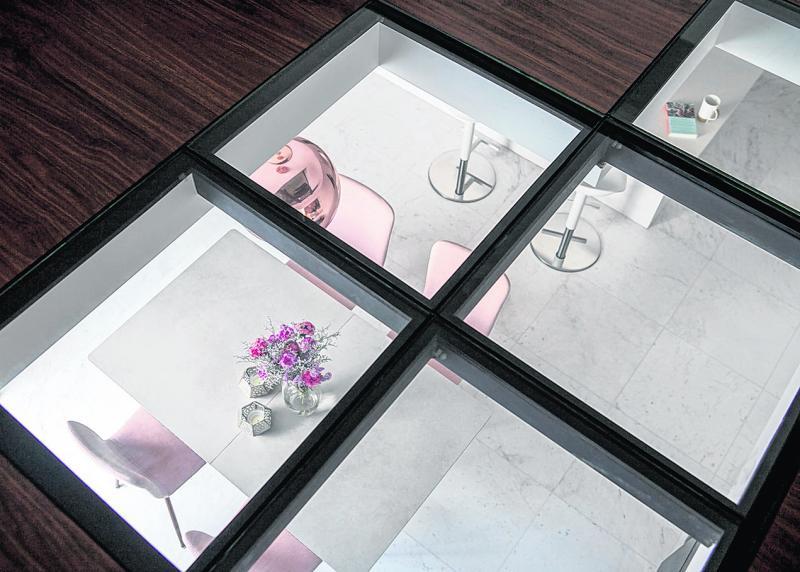 从阁楼的客厅向下看到餐室一隅。