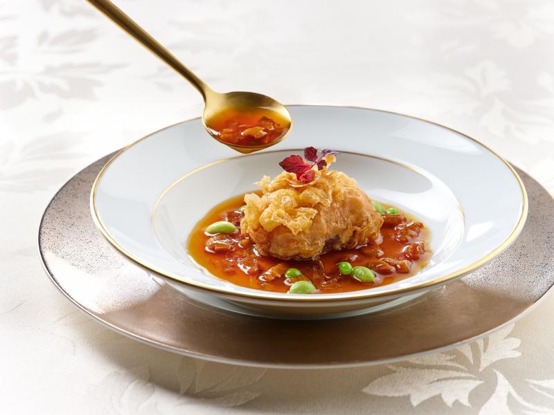 脆炸酿海参拌惠州梅菜,炸过的海参口感较为爽脆。