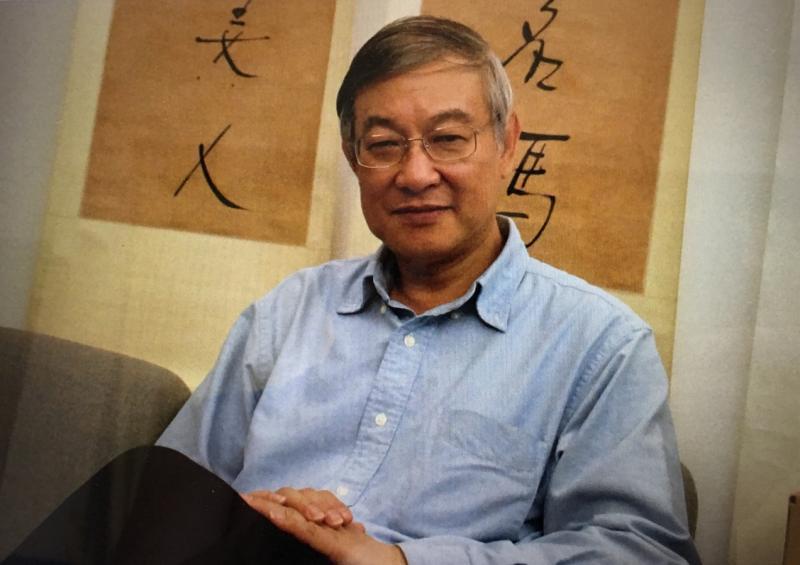 杜南发收藏文化名人作家书信手札30几年，自成系统。他背后是郁达夫墨迹名联“曾因酒醉鞭名马，生怕情多累美人”。