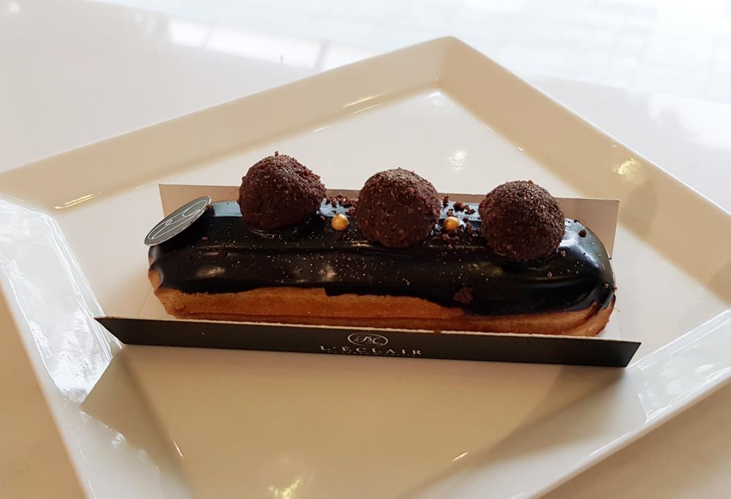 L'éclair Patisserie Cafe
