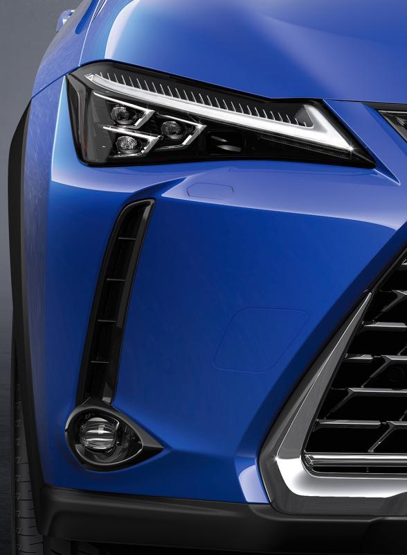 UX车头大灯设计凌厉，车鼻纺锤形格栅由多个立体块状结构组成。