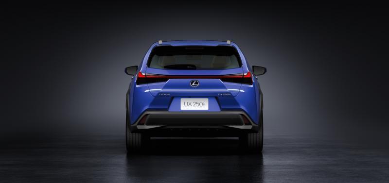 立胜首次在UX上采用贯穿式尾灯。