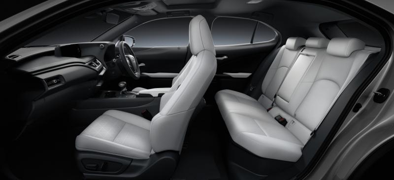 车内前后座空间不算特别宽敞，但足够且舒适。