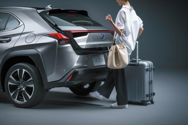 行李厢有感应器操控开关，只须用脚晃一晃即可。