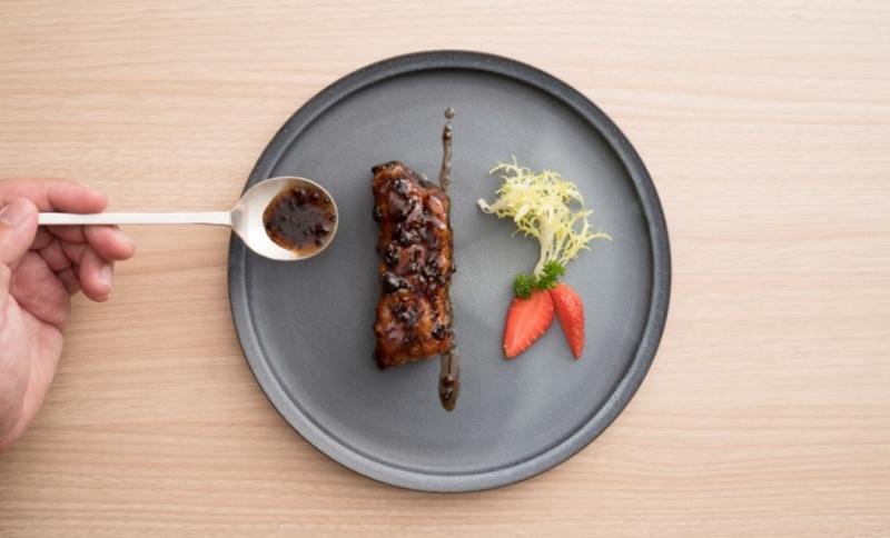 猪排骨搭配黑橄榄酱的凤城榄角骨。