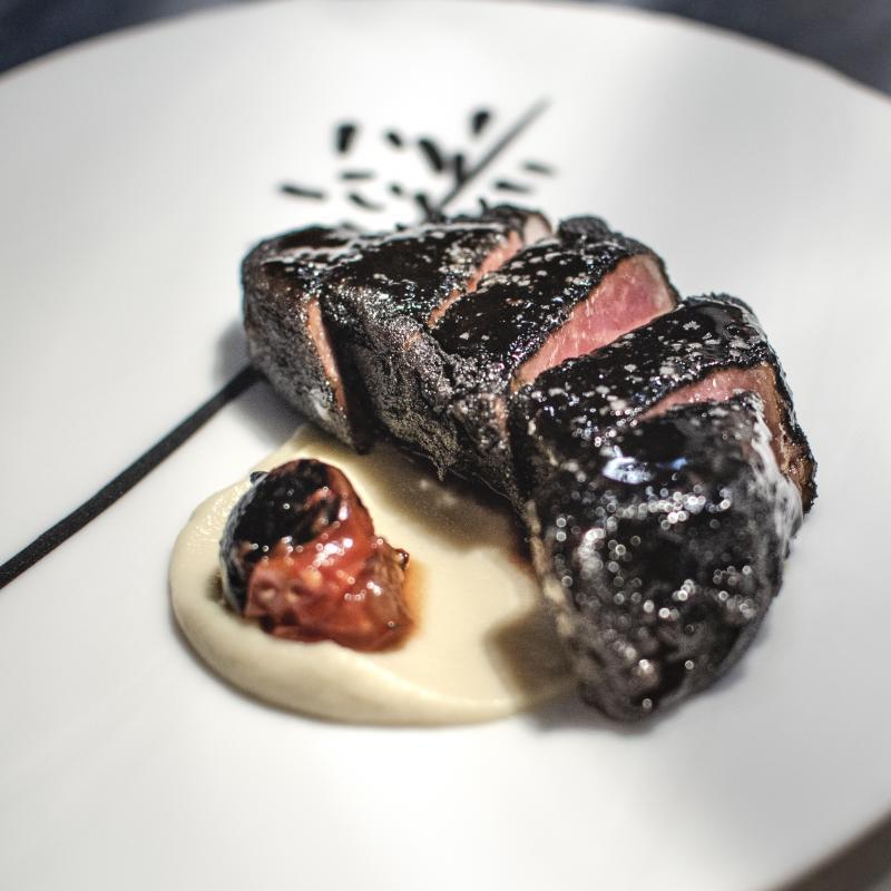 采用伊比利亚猪的肩胛肉制成的西班牙火腿。