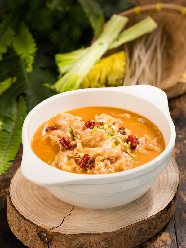 具云南风味的腌菜松板肉。