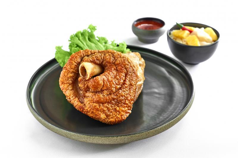 香脆的酥炸元蹄伴酸菜。