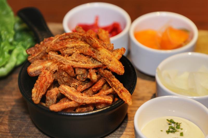 爽口的酥脆炸猪耳朵。(林国明摄影)