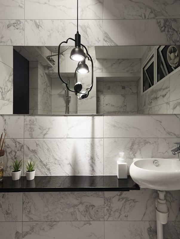 浴室吊灯,灯架采取中国庭院洞窗的梅花形设计,上面还有点睛之意的喜鹊。