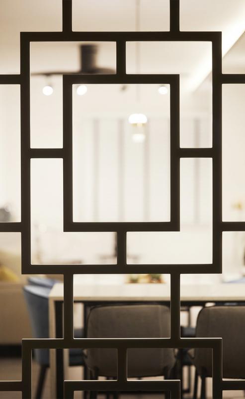 这古典的中式门窗格框不断重复,为家居打造简约的新中式雅趣。