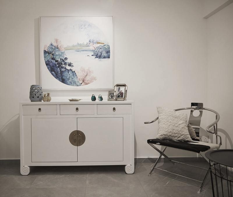 配合客厅一角的中式古董白柜,设计师特选一件不锈钢打造和演绎的明式圈椅作搭配。