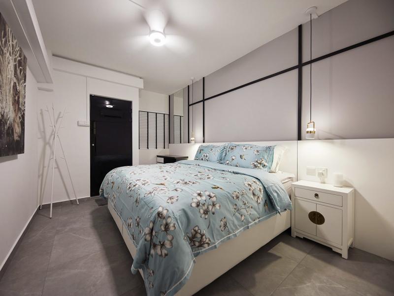 主卧室床头白墙黑边呼应客厅壁橱设计。