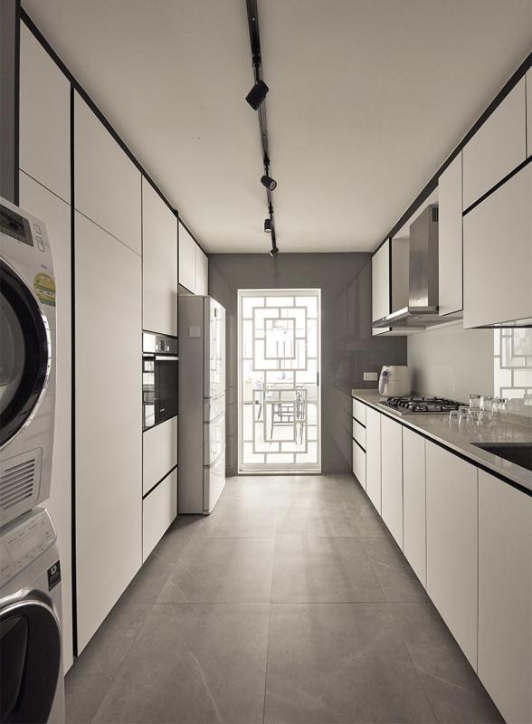 干湿厨房被中式古典门框隔开来。