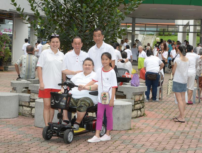父母、先生和女儿对潘迎芬(左一)的义工活动十分支持,也一路相伴。(潘丰源摄)