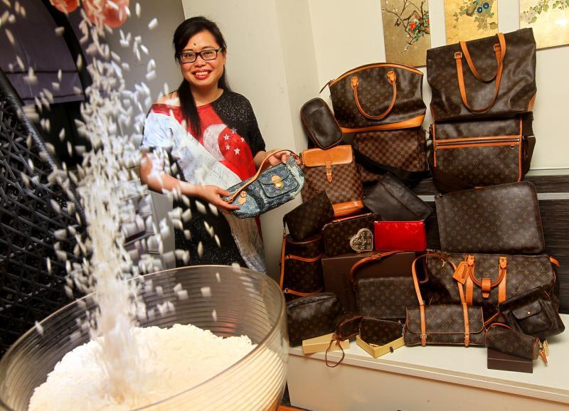 2012年潘迎芬拿出50个名牌包拍卖,为贫困家庭筹集白米。(档案照)