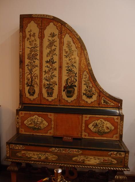 钢琴博物馆藏有美国制造，带“中国古典风”的钢琴。