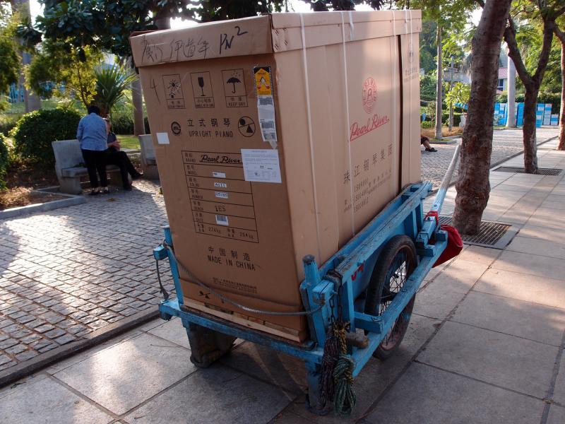 木板车是鼓浪屿的交通工具。