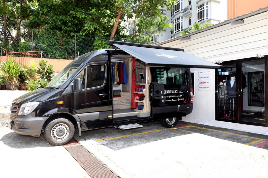 这辆“流动展厅”，可直接开到客户家门前，提供量身定制西装服务。（邝启聪摄）