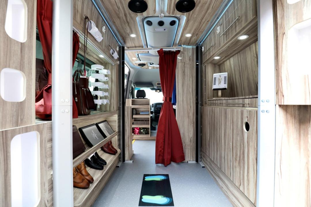 只要站在绿色脚印处，3D扫描仪器就会在两秒钟内扫描客户身形，获取裁缝师量身定制服装时所需的尺寸。（邝启聪摄）