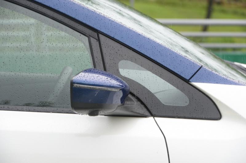 车子A柱的这片透明玻璃，令车子加分，转弯时不怕有盲点。