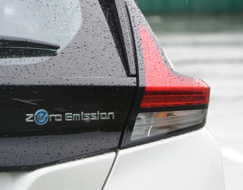 车尾显著的“零排放”字眼，加上骨线设计的尾灯造型，带出动感与自信。