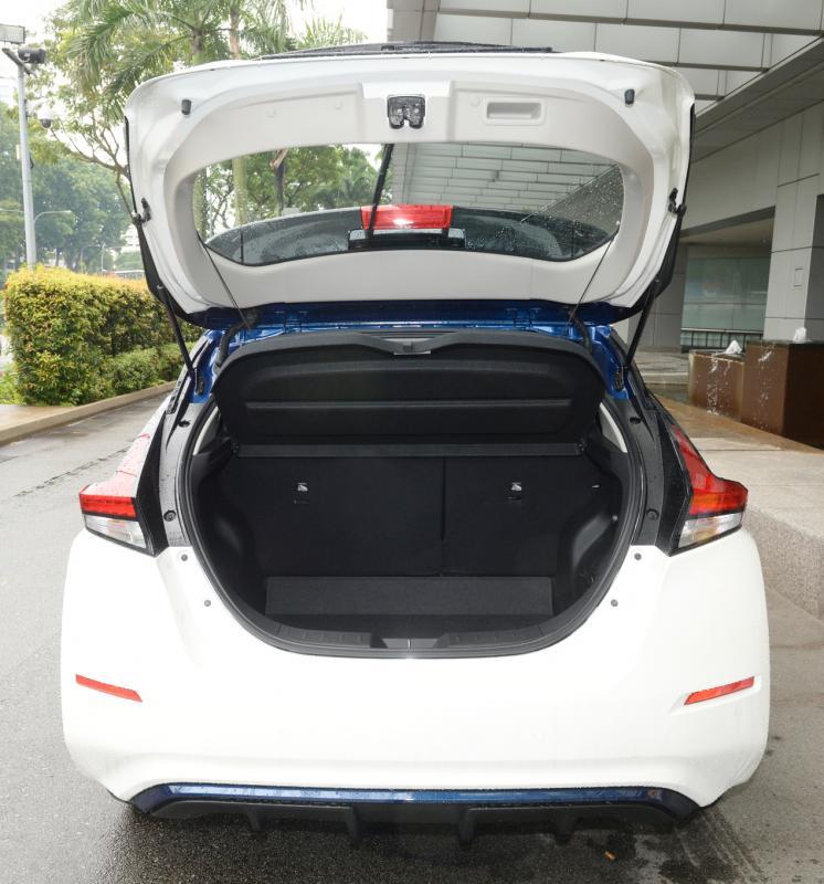 行李厢有435公升，大又深。