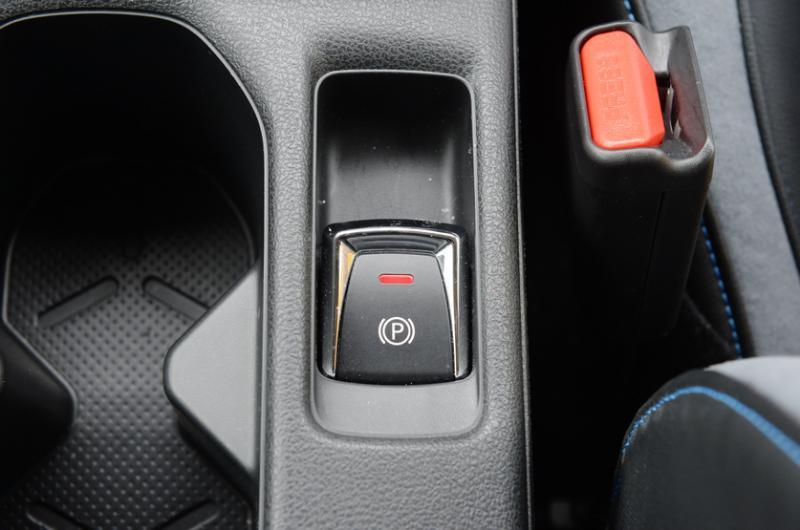 中控刹车器，从握棍变按键，一指轻松搞定又不占位。