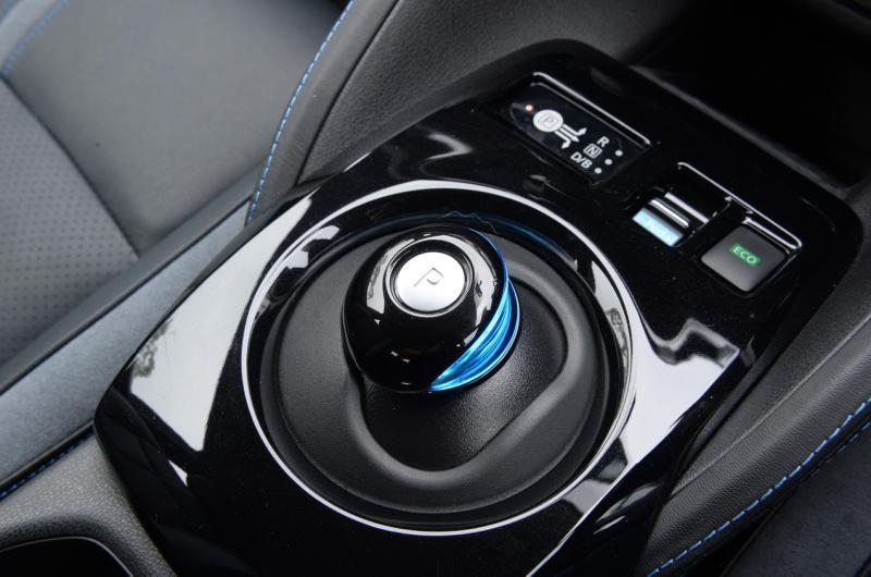 小球棍型的自动排档，轻巧美观又实用。