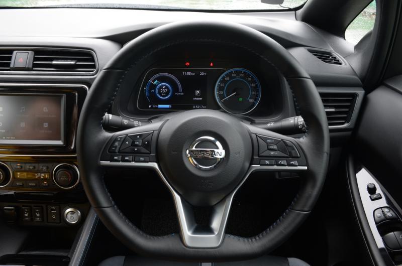 皮革D型方向盘，容易操控，握感好。