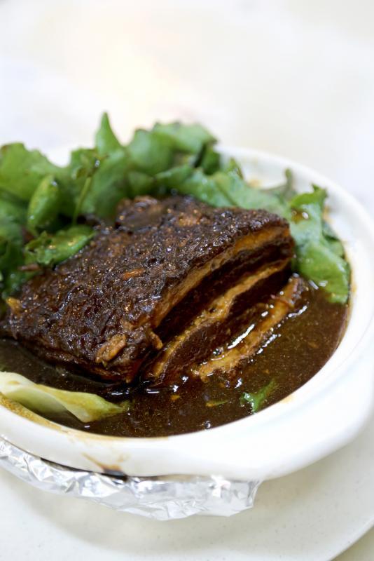 喜园咖啡店受欢迎的菜肴,包括招牌海南扣肉。