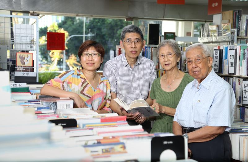 全家人——有望晋升护士长的妈妈吴美娇，电子工程师儿子宋志忠和机械工程师女儿宋恩玲，放下各自的专业，一起支持爸爸宋兆裕和他的理想。宋兆裕是友谊书斋创办人，常说自己是傻子，凭着“人人以书会友，友谊天长地久”的理念开创友谊书斋。