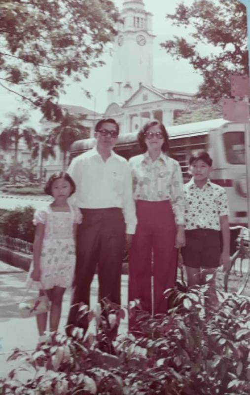 年轻的宋兆裕夫妇带着年幼的宋志忠、宋恩玲出游。