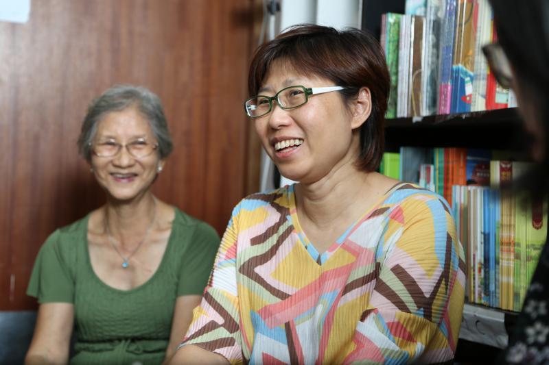 在宋恩玲（右）看来，妈妈吴美娇是伟大的，为了他们的家，牺牲很多。