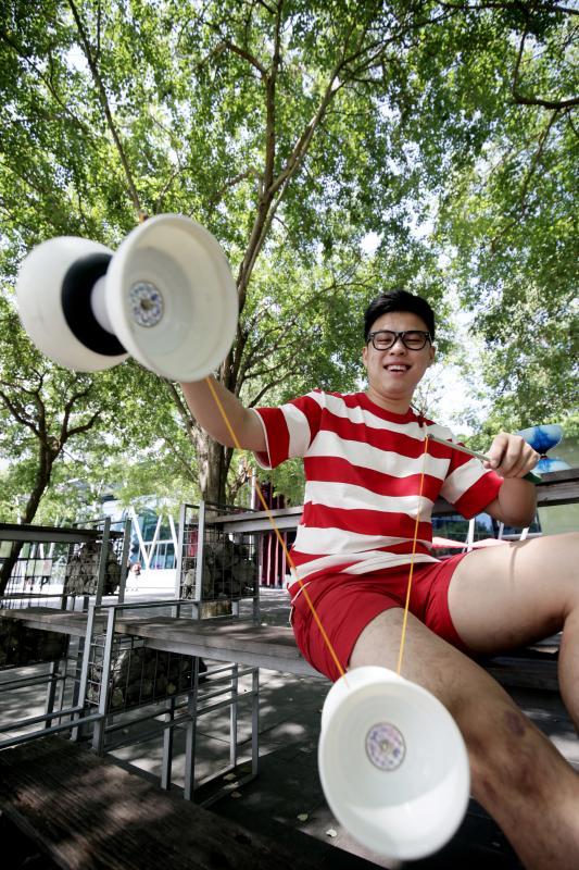 已有12年杂技表演经验的吴正隆，在本地街头表演圈子里混迹已有五年。他相信街头是他试炼初心，发掘本土特色演出的场所。