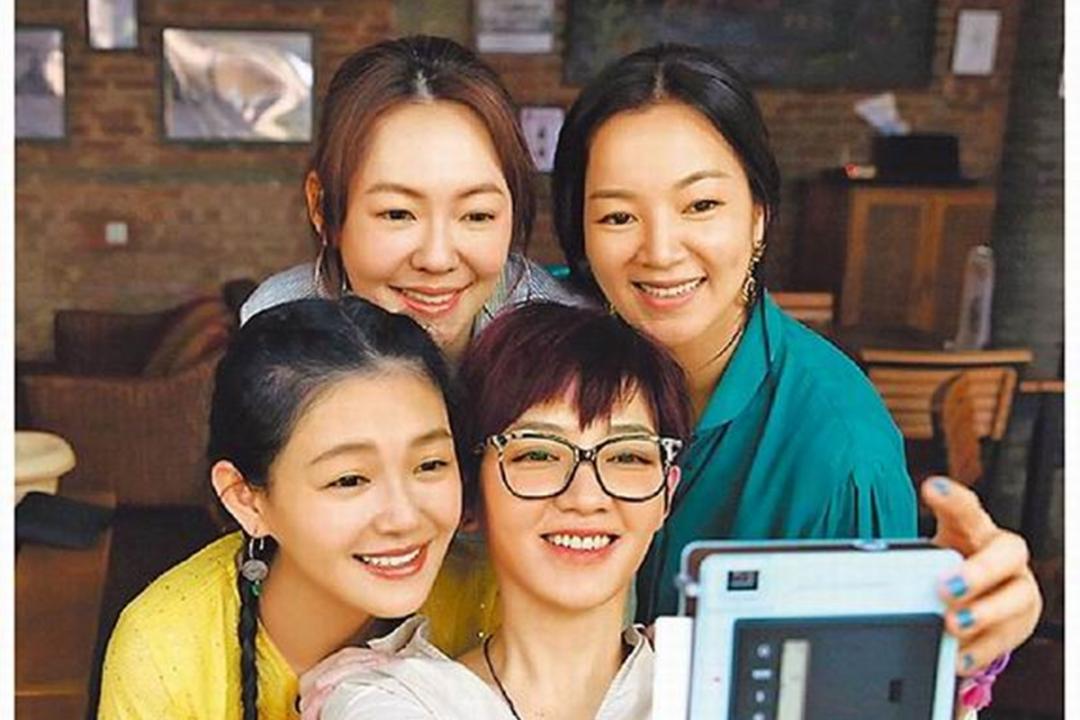 （后排左起）小S和阿雅、大S（前排左起）及范晓萱一起参加中国综艺《我们是真正的朋友》。（互联网）