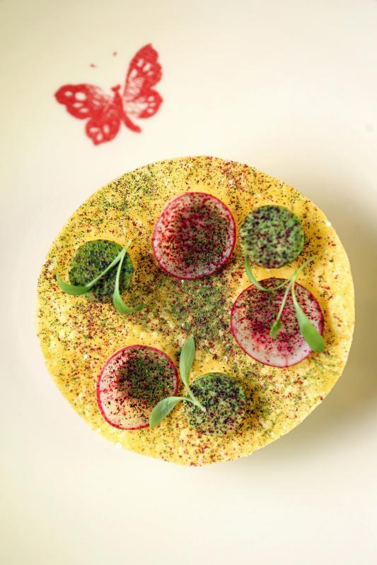 Uni Crab Tostada上菜时选用印有蝴蝶的盘子，玉米脆饼如盛开花朵，形成一个小花园。（龙国雄摄）