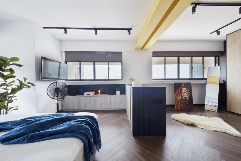 宽敞的主卧房,梁柱漆上“蒙德里安”的柠檬黄。