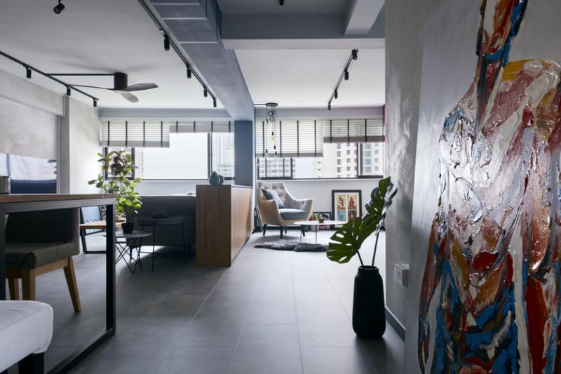 开放式的组屋巧妙地用木柜和家具分割出不同功能的区位。