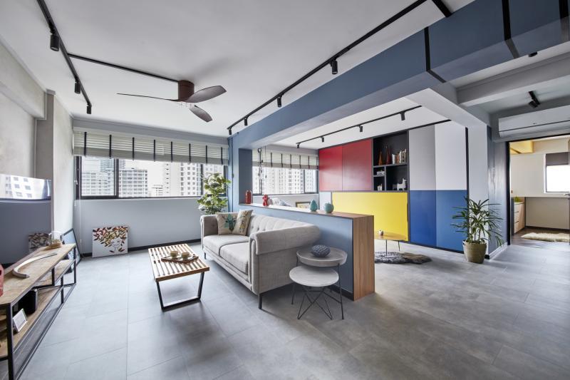 “蒙德里安”的色盘点缀客厅壁橱,柠檬黄的长方形内藏供客人使用的单人床。