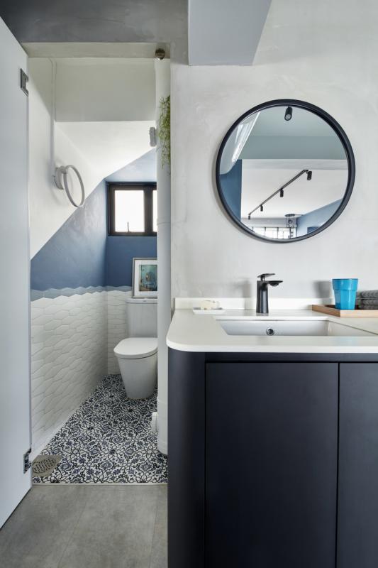 卫浴室保留一抹蓝。