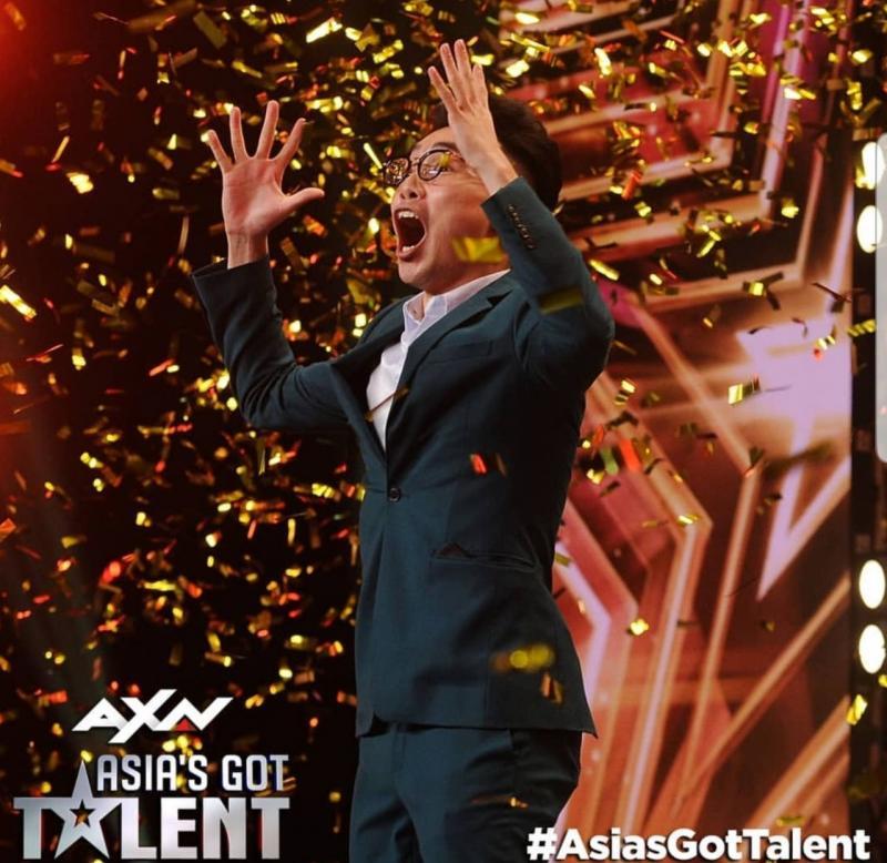 最新一季《亚洲达人秀》初选中,江天阔的表演获得评审韩国歌手朴宰范按下“金按钮”,直接晋级半决赛,成为《亚》开播以来,首位获得“金按钮”的新加坡参赛者。