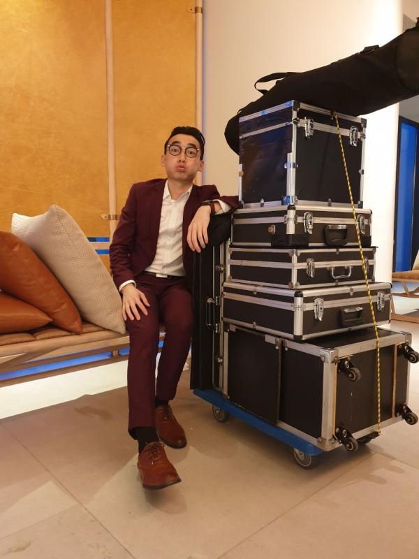 江天阔每次表演魔术,都是孤身上路,道具自己处理,身边或许寂寞,但是内心的表演热情不减。