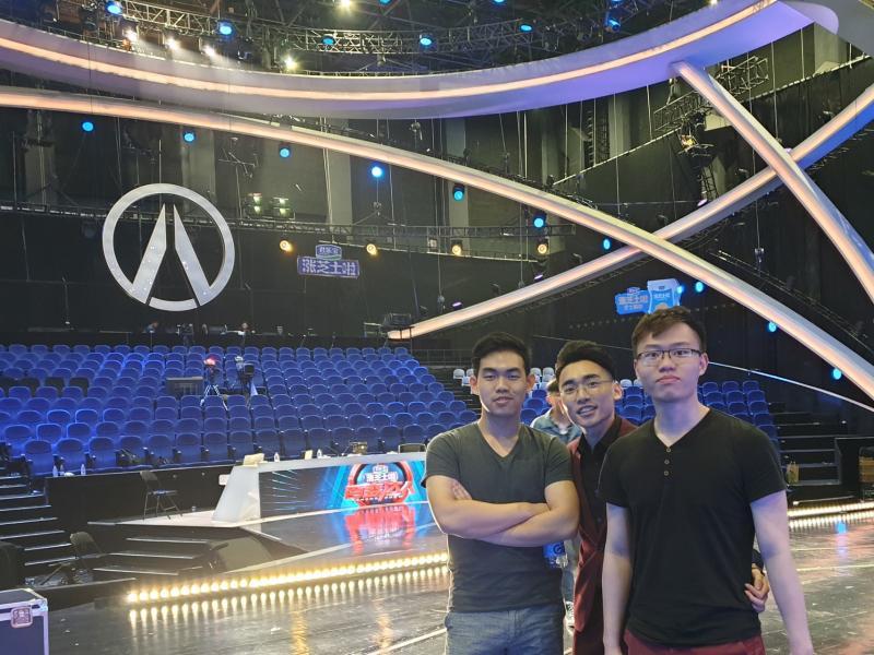 江天阔(中)参加江苏卫视的《百变达人》,两个新加坡魔术界好友也来帮忙力挺,一起构思。