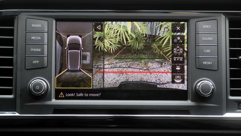 车子装有360度摄像镜头，让车主停车时对四周状况一目了然。