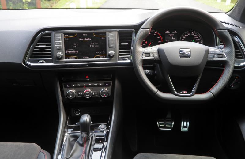 车子的中控娱乐触屏有8英寸，还允许无线手机充电。